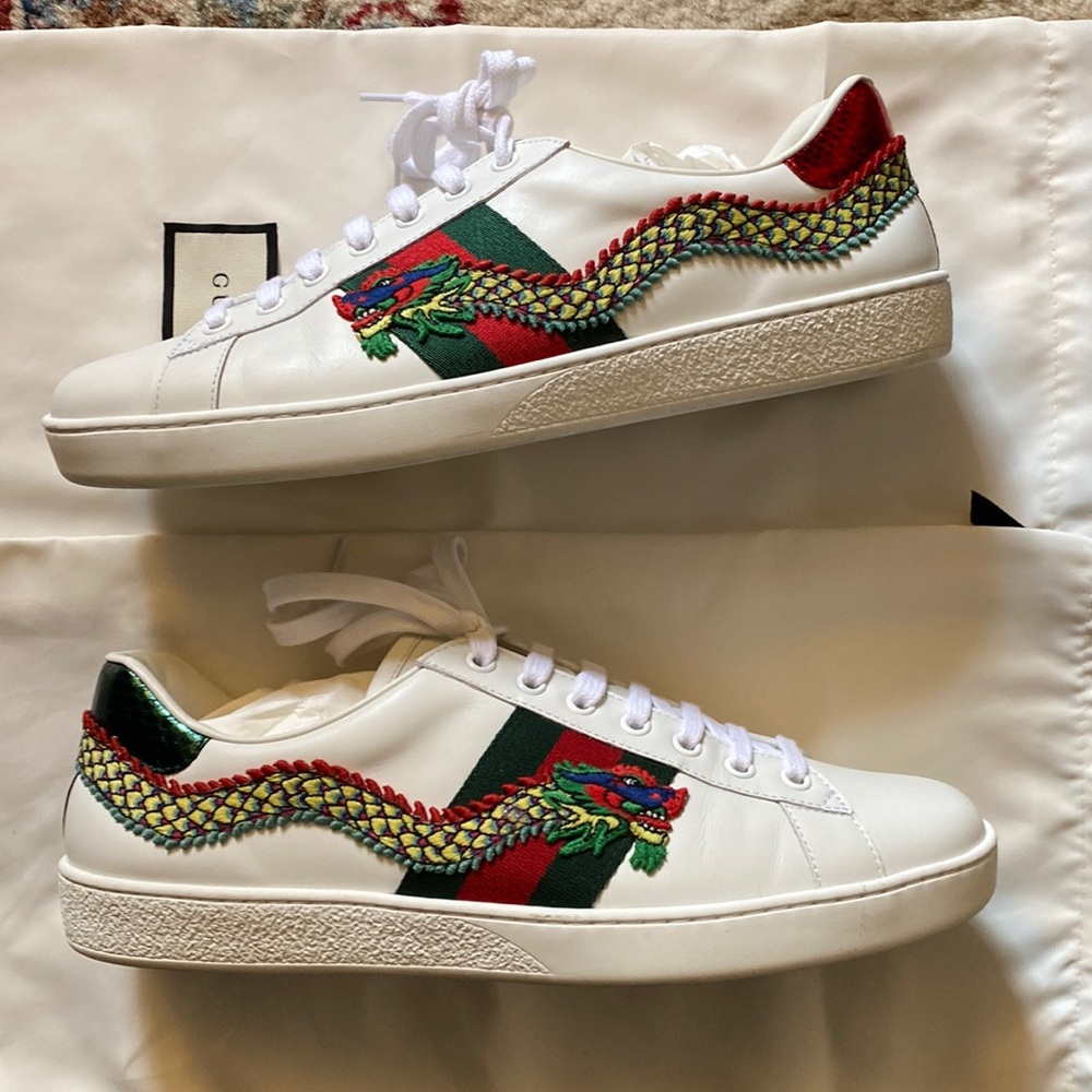 Gucci mens sneaker in white leather & wrap around embroidered dragon applique
